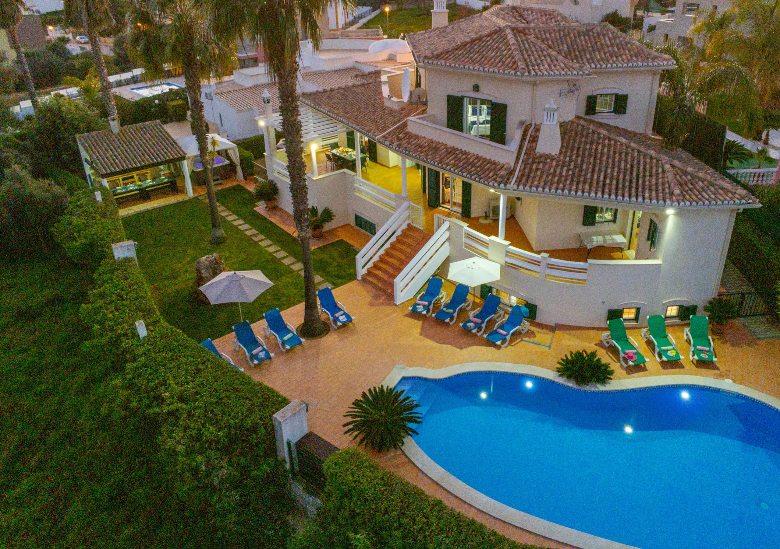 Villa Oliveira, a private Algarve villa with a heatable pool in Armação de Pêra