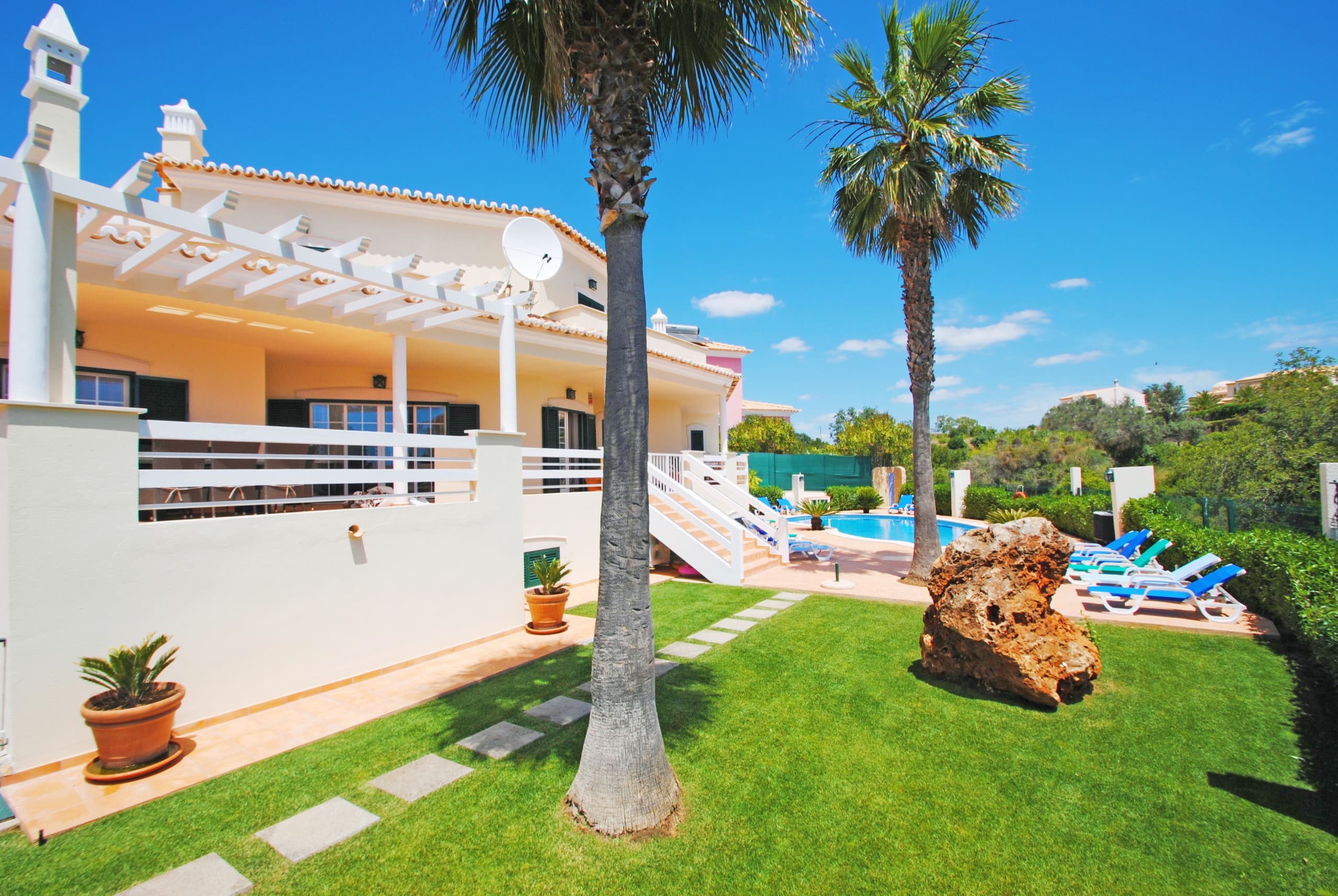 Villa Oliveira, a private Algarve villa with a heatable pool in Armação de Pêra